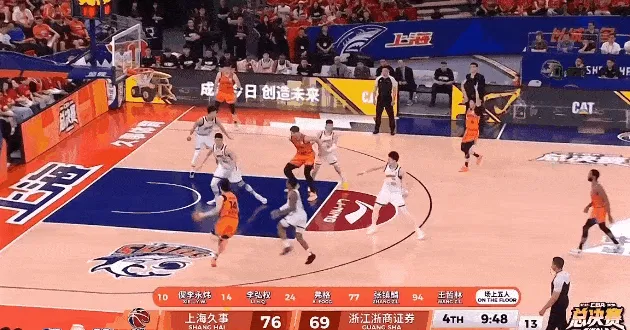 王哲林篮下接球顶着人双手暴扣,已经砍下24分12篮板